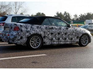 BMW-2er-Cabrio-2014-Erlkoenig-M235i-Stoff-Verdeck-04.jpg