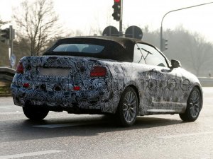 BMW-2er-Cabrio-2014-Erlkoenig-M235i-Stoff-Verdeck-05.jpg
