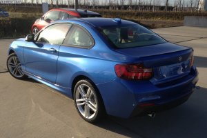 BMW-2er-M-Sportpaket-F22-Estorilblau-Live-Fotos-RHD-3.jpg