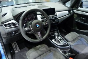 BMW-2er-Active-Tourer-F45-225i-M-Paket-Estorilblau-Genf-2014-LIVE-06.jpg