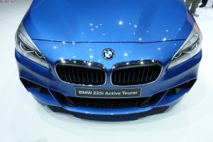 BMW-2er-Active-Tourer-F45-225i-M-Paket-Estorilblau-Genf-2014-LIVE-14.jpg