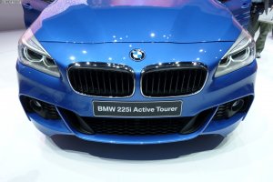 BMW-2er-Active-Tourer-F45-225i-M-Paket-Estorilblau-Genf-2014-LIVE-15.jpg
