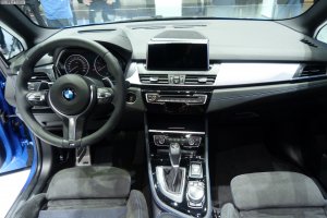 BMW-2er-Active-Tourer-F45-225i-M-Paket-Estorilblau-Genf-2014-LIVE-27.jpg
