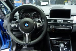 BMW-2er-Active-Tourer-F45-225i-M-Paket-Estorilblau-Genf-2014-LIVE-28.jpg
