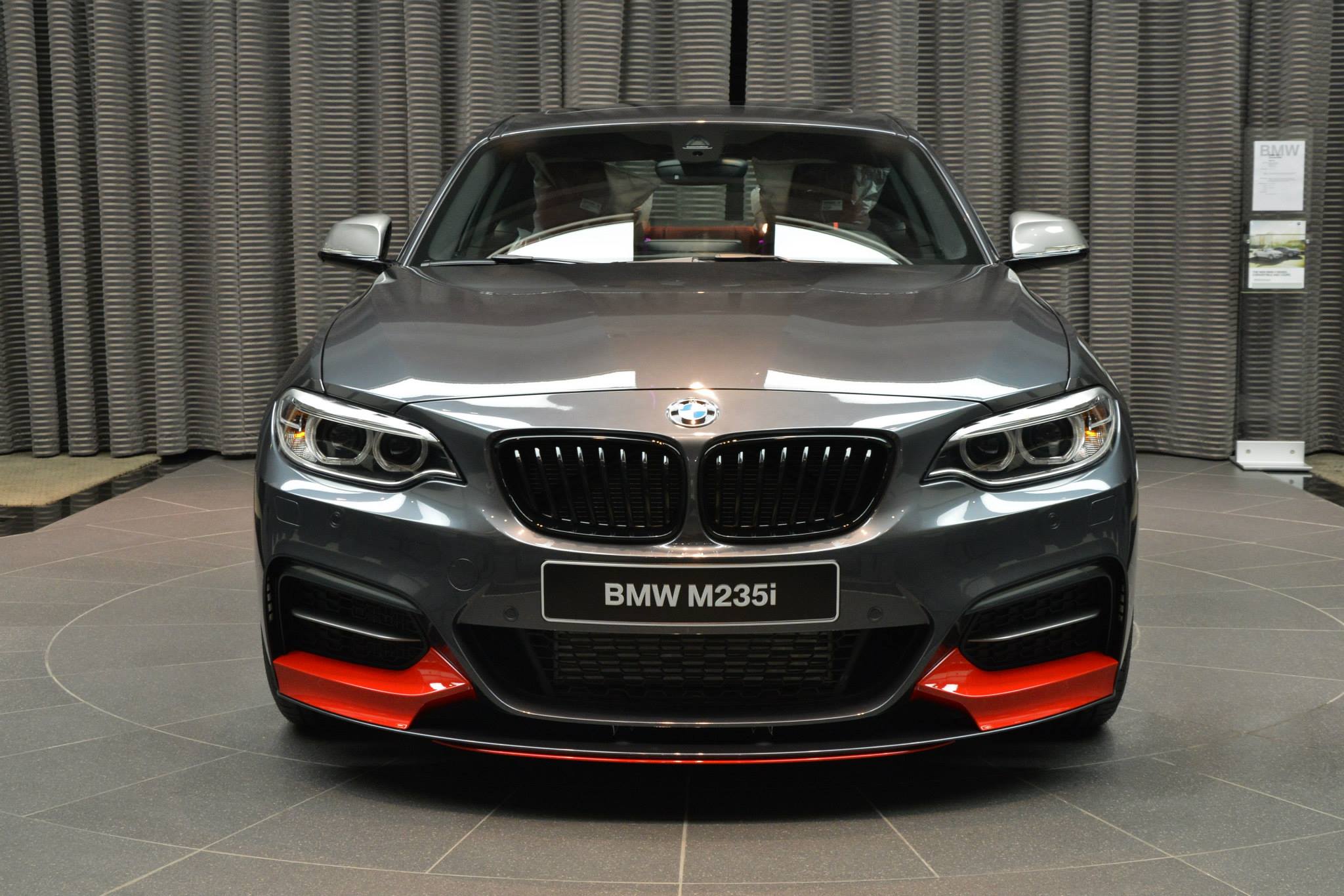 BMW-M235i-F22-M-Performance-Zubehoer-Tuning-Mineralgrau-Rot-02.jpg